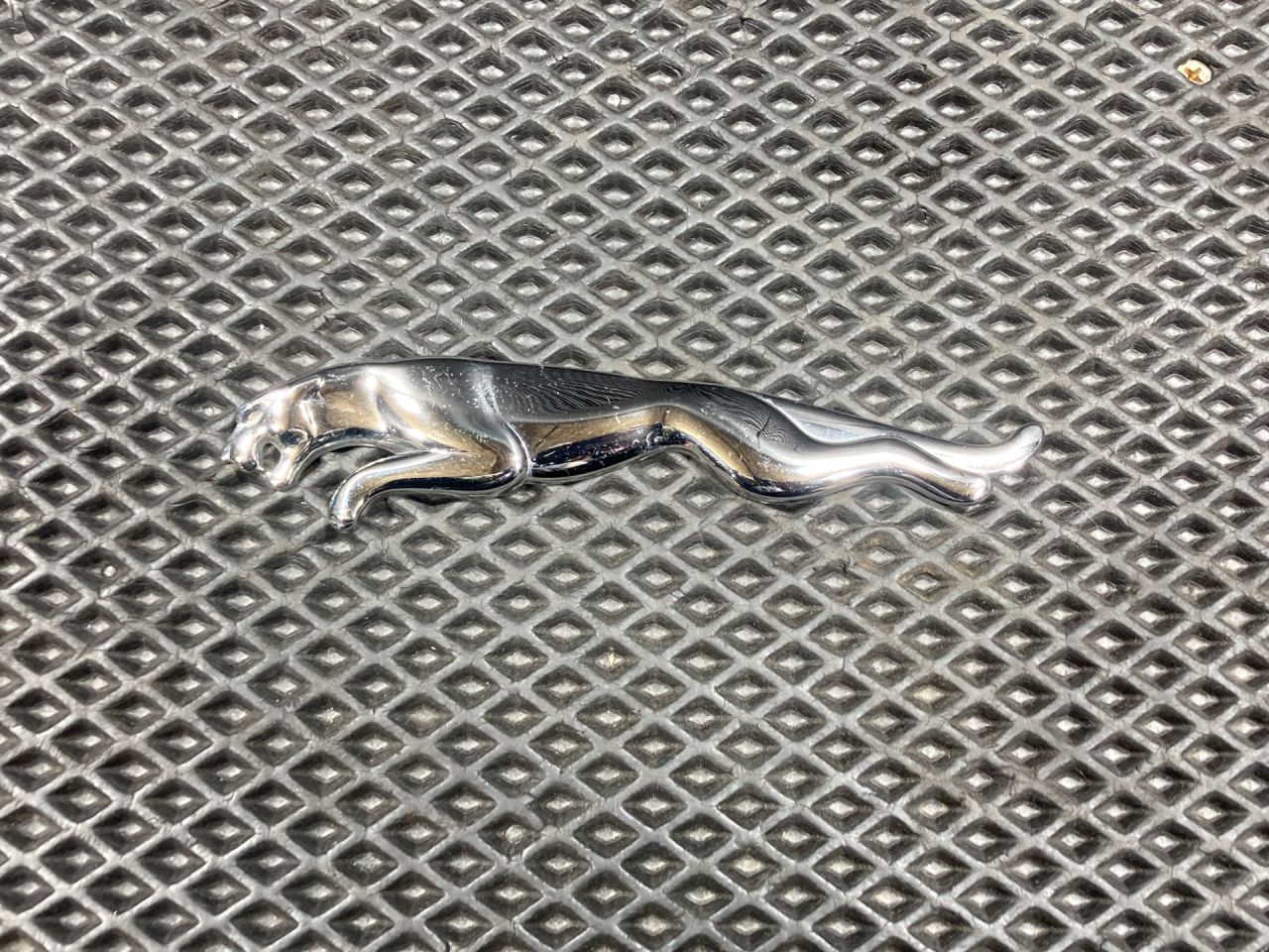 эмблема Jaguar XE 1 поколение X760 2016, 3.0 л., AJ 126, бензин, АКПП, седан, GX73404D52BA, T2H26823 - фото №1