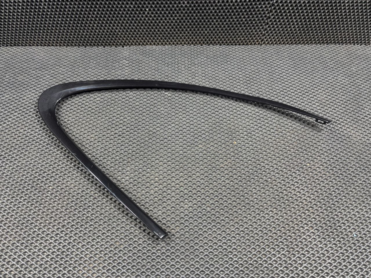 стекло кузовное боковое правое Porsche Cayenne 958 2013, 4.8 л., M 48.02, бензин, АКПП, внедорожник 5 дв., 7P5853996E - фото №1