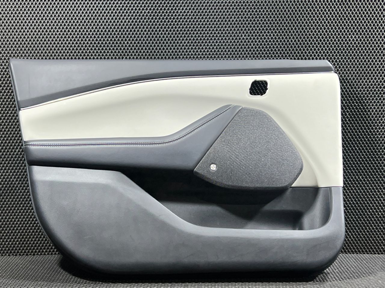 обшивка двери передняя левая Ford Mustang Mach-E 1 поколение 2023, электро, внедорожник 5 дв., MLJ8BR23903CC35V0 - фото №1