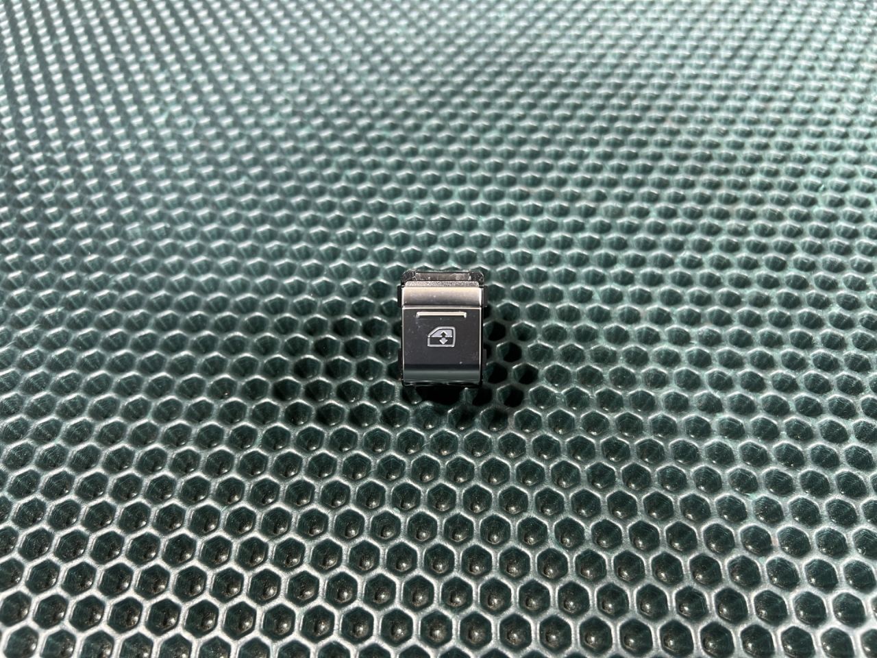 кнопка стеклоподъемника двери задней Audi A6 Allroad Quattro C8 2023, 3.0 л., бензин, АКПП, универсал, 4K0959855A - фото №1