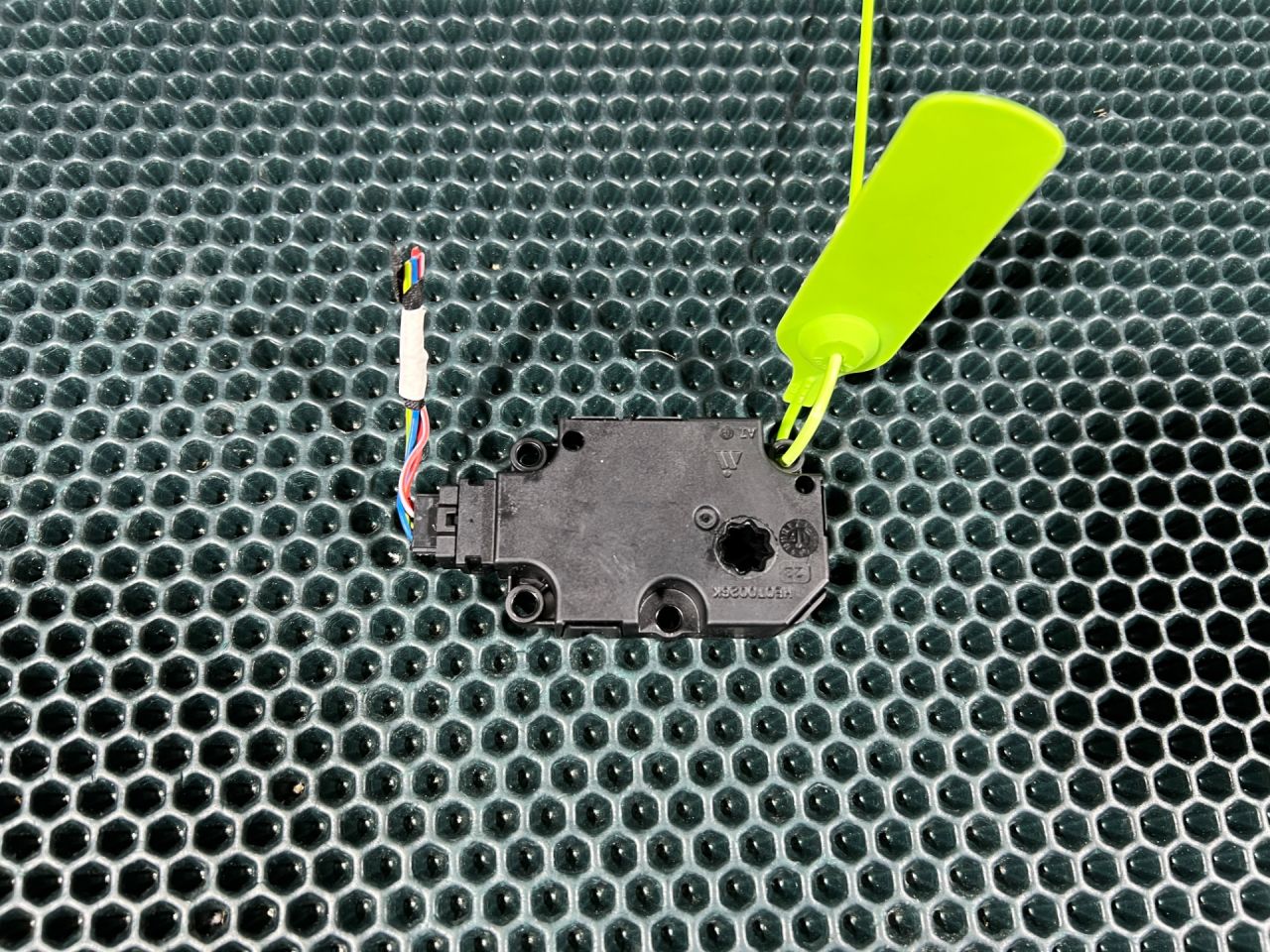 моторчик заслонки печки Mercedes-Benz E-Класс W213/S213/C238/A238 2018, 2.0 л., бензин, АКПП, седан, ZBAT0069D00 - фото №1