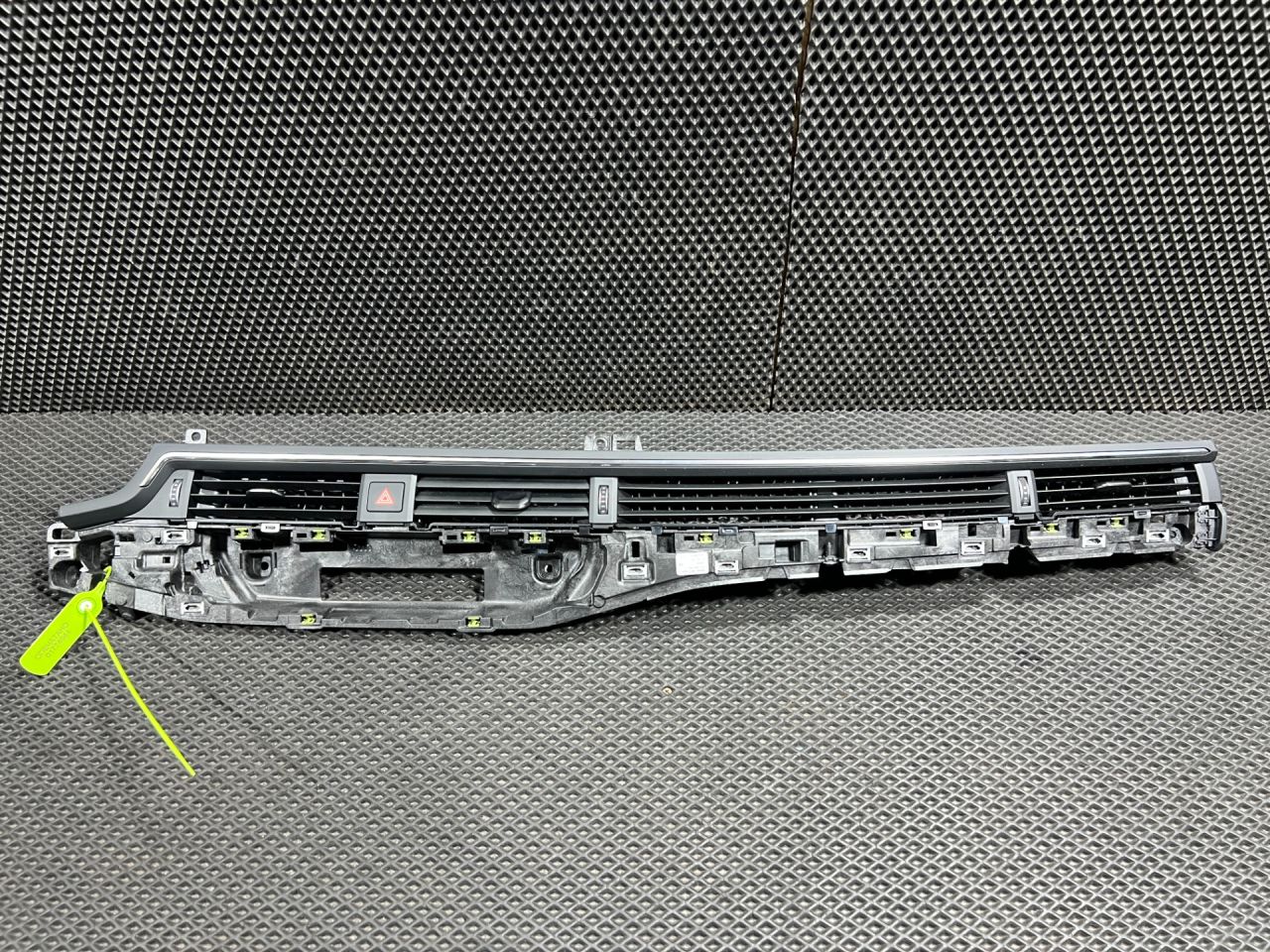 дефлектор обдува салона Audi A4 B9 2017, 2.0 л., CVKB, бензин, АКПП, седан, 8W1820902, 8W0971659B - фото №1