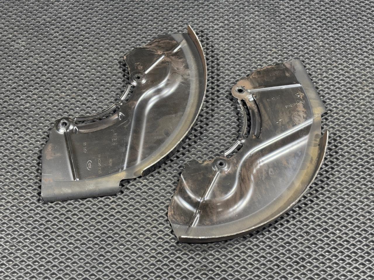 защитный кожух тормозного механизма Land Rover Range Rover Sport 2 поколение 2014, 3.0 л., 306PS, бензин, АКПП, внедорожник 5 дв., CPLA2K005AE, CPLA2K004AE, LR082550, LR033277, LR089140, LR033276, LR082551, LR089139 - фото №1