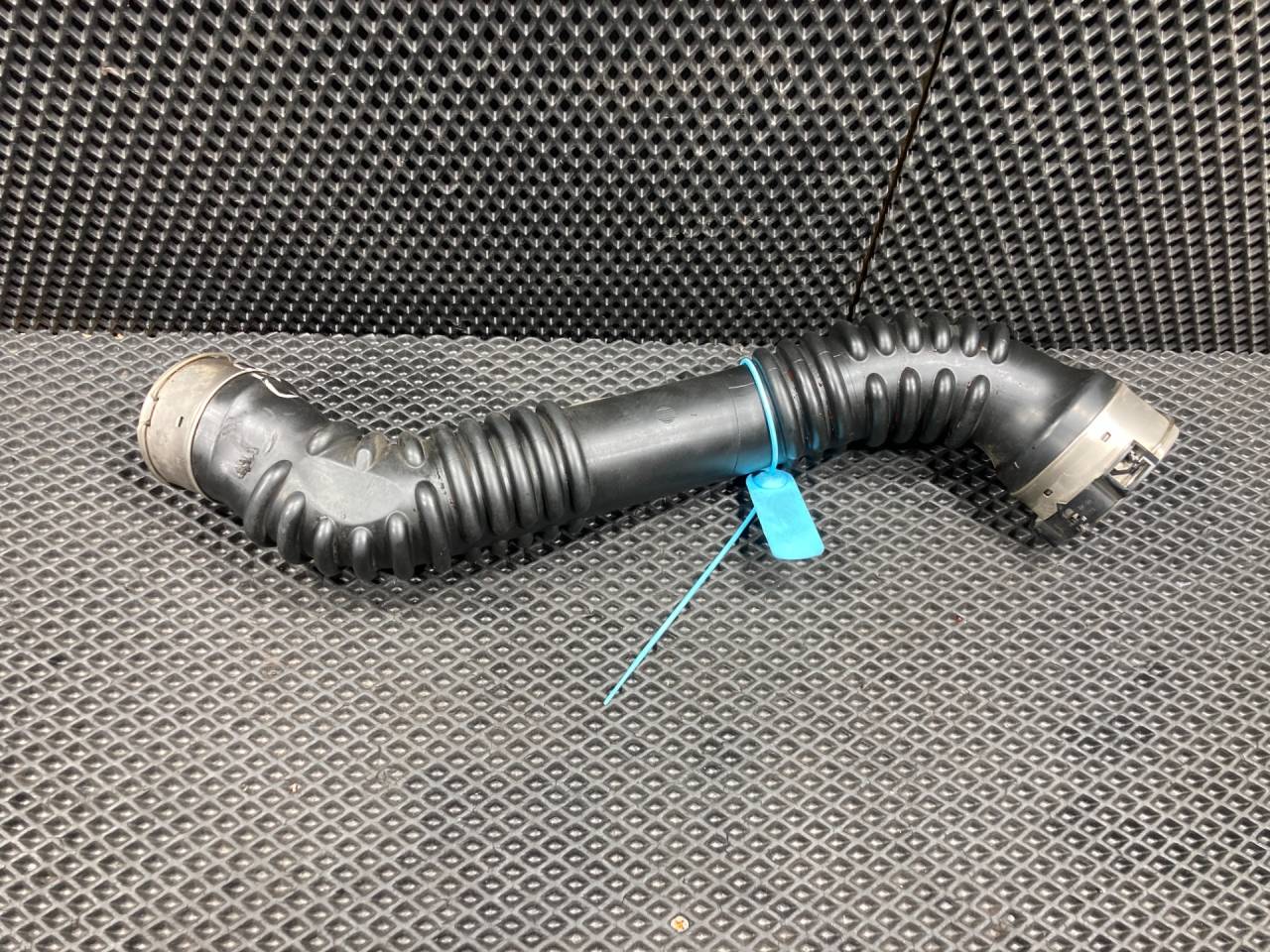 патрубок интеркулера Kia K5 3 поколение 2020, 1.6 л., G4FP, бензин, АКПП, седан, 282602M000 - фото №1