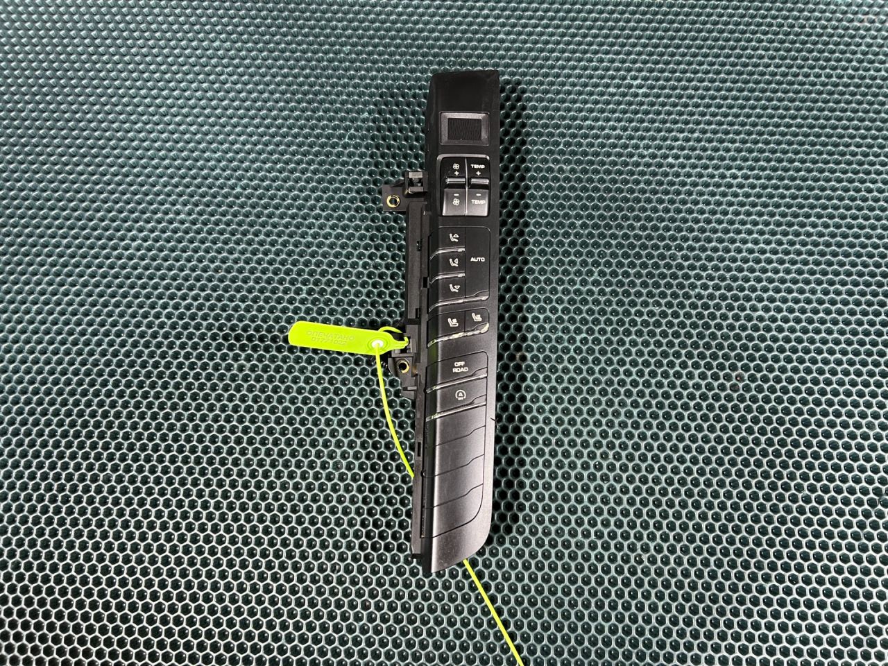 кнопка (выключатель) Porsche Macan 1 поколение 2015, 3.0 л., бензин, АКПП, внедорожник 5 дв., 95B907042J - фото №1