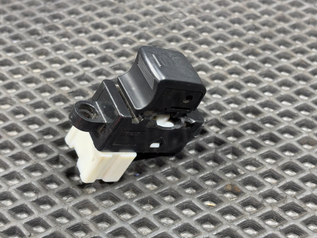 кнопка стеклоподъемника двери Infiniti FX35 1 поколение 2006, 3.5 л., VQ35DE, бензин, АКПП, внедорожник 5 дв., 25411-AX600 - фото №1