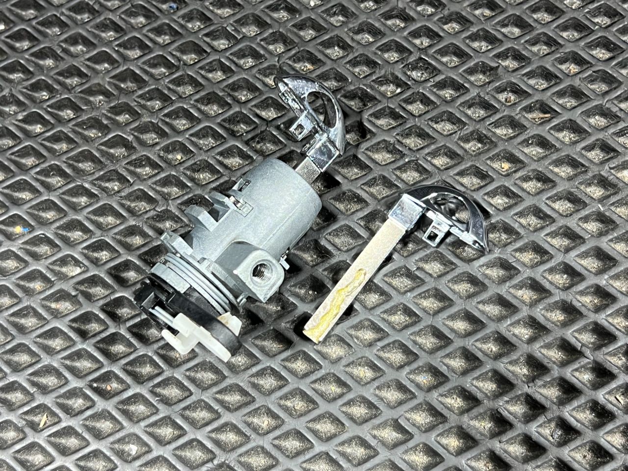 личинка дверного замка Buick Envista 1 поколение 2024, 1.2 л., бензин, АКПП, внедорожник 5 дв., 26273285 - фото №1