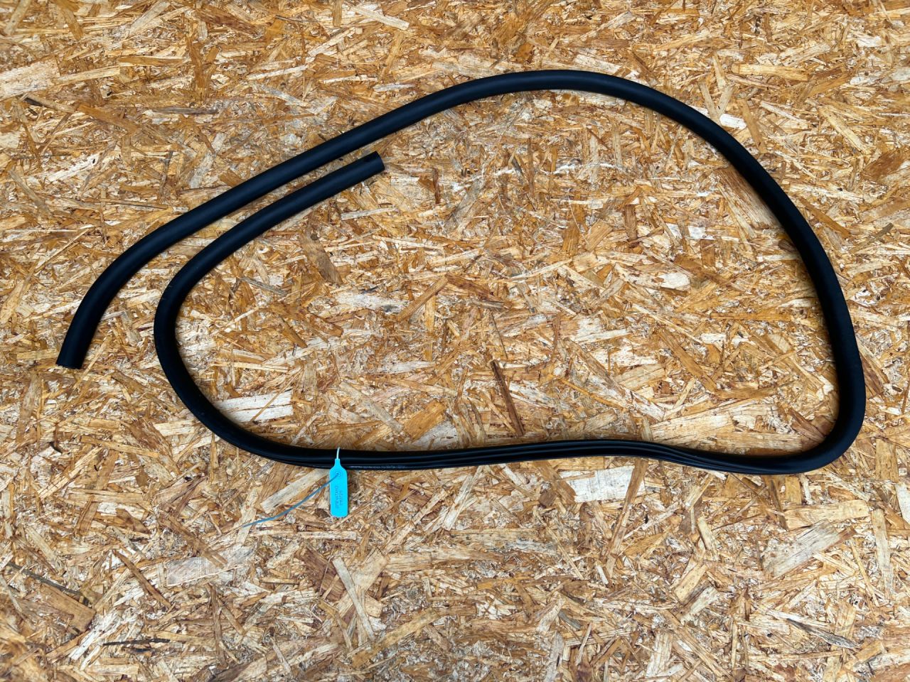 уплотнитель двери Ford Mustang Mach-E 1 поколение 2023, электро, внедорожник 5 дв., LJ8B-R20708-AD, LJ8BR253A10AD - фото №1