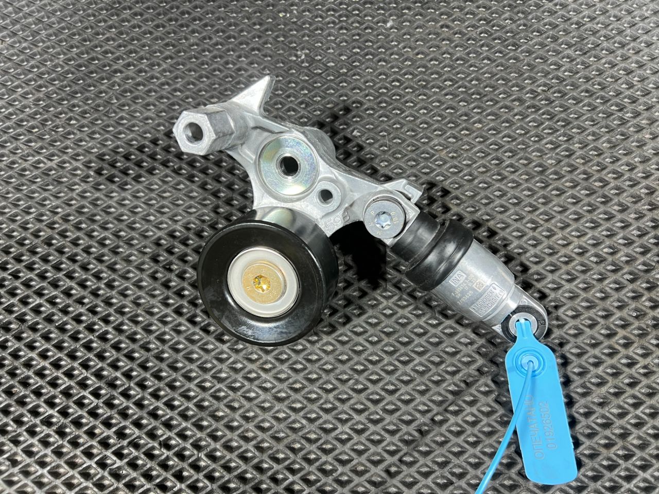 Натяжитель ремня агрегатов Honda Accord 11 поколение 2025, 1.5 л., L15B, бензин, вариатор, седан, 31170-59B-015 - фото №1