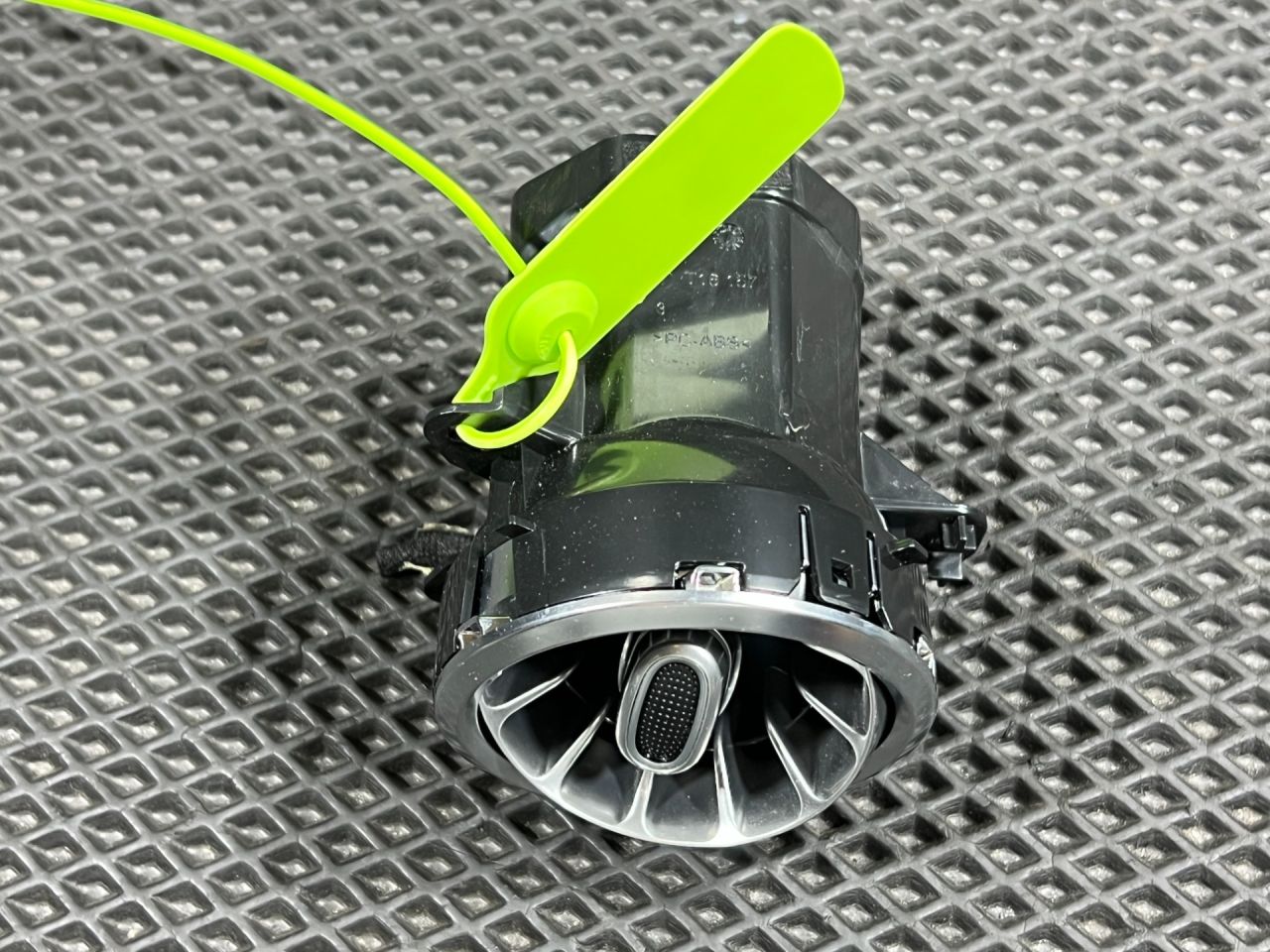 дефлектор обдува салона Mercedes-Benz CLA-Класс C118 2021, 2.0 л., бензин, АКПП, A17783091009051 - фото №1