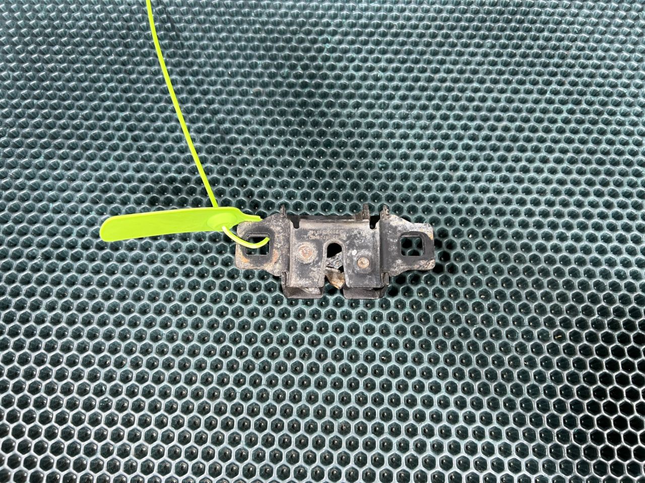 замок капота Jaguar XE 1 поколение 2015, 5.0 л., 508PN, бензин, АКПП, седан, FPS500020, C2Z32581, LR173840, LR138825, 5H2216700BD, LR001766, LR006268, LR007600, LR050992, LR065339 - фото №1