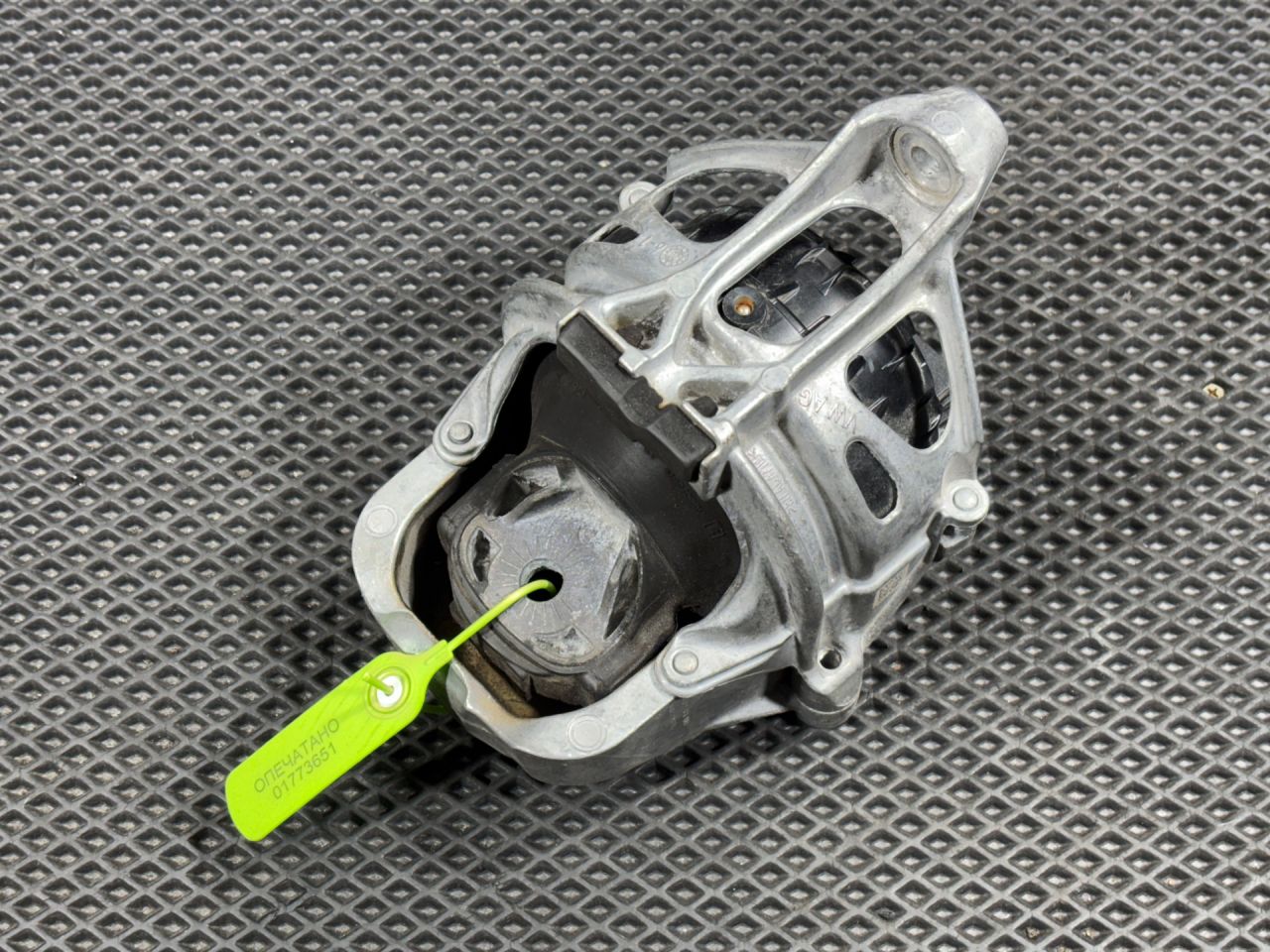 кронштейн двигателя Audi A6 C8 2020, 3.0 л., бензин, электро, АКПП, седан, 4M0199372GA - фото №1