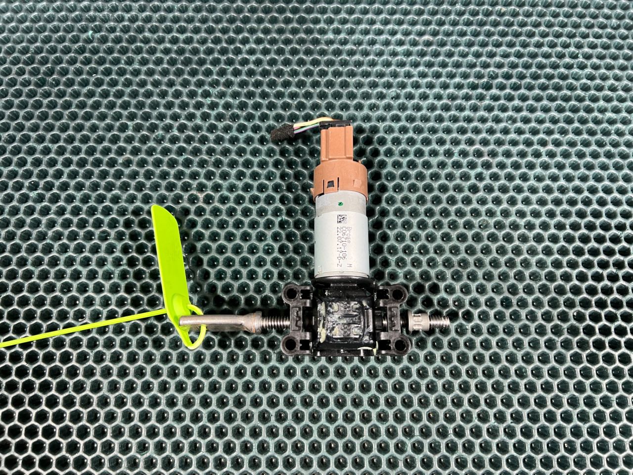 моторчик регулировки сиденья Jaguar F-Pace 1 поколение 2017, 3.0 л., AJ 126, бензин, АКПП, внедорожник 5 дв., C06710106 - фото №1