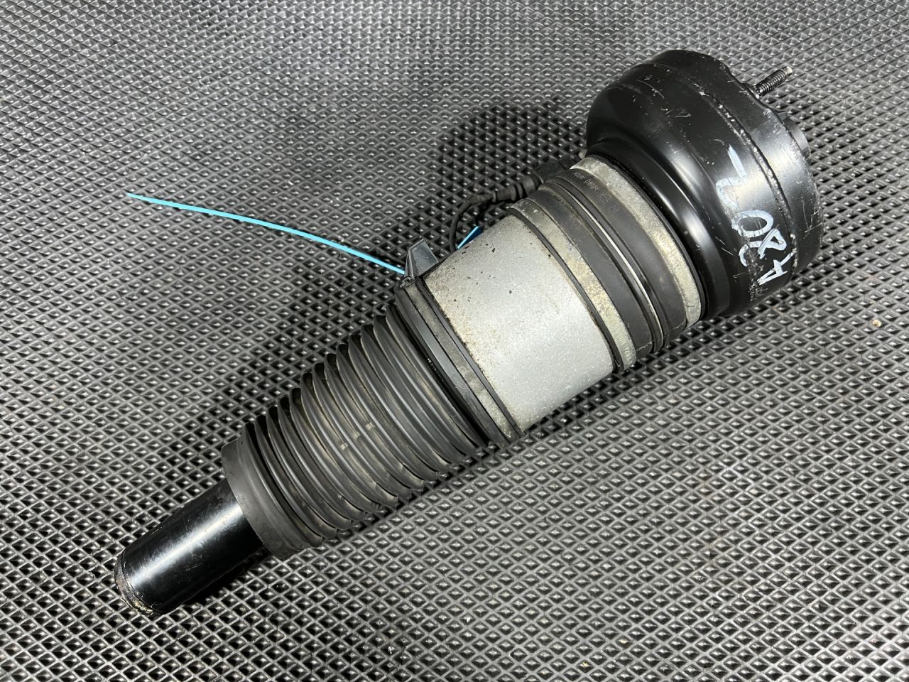 пневмостойка передняя Audi S8 D4 2013, 4.0 л., CGTA, бензин, АКПП, седан, 4H0616039AF - фото №1