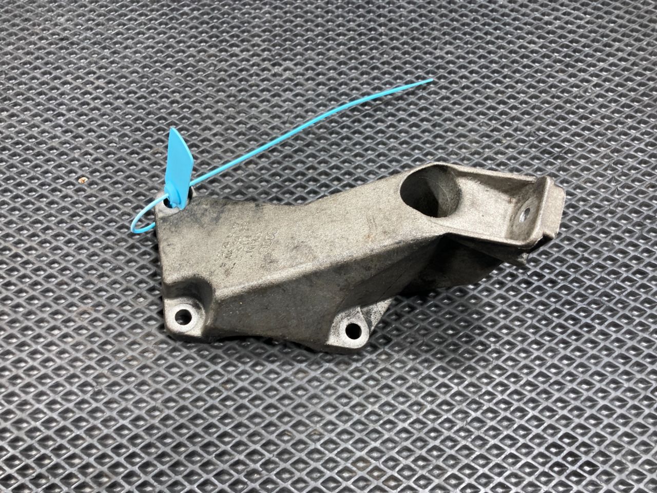 кронштейн двигателя Audi A4 B7 2006, 2.0 л., BWT, бензин, 8E0199307A - фото №1