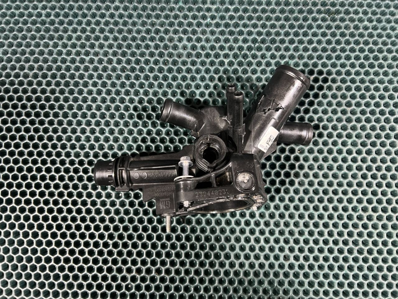 фланец (тройник) системы охлаждения Chevrolet Trax 2 поколение 2023, 1.2 л., бензин, АКПП, внедорожник 5 дв., 500908599, 55512491 - фото №1