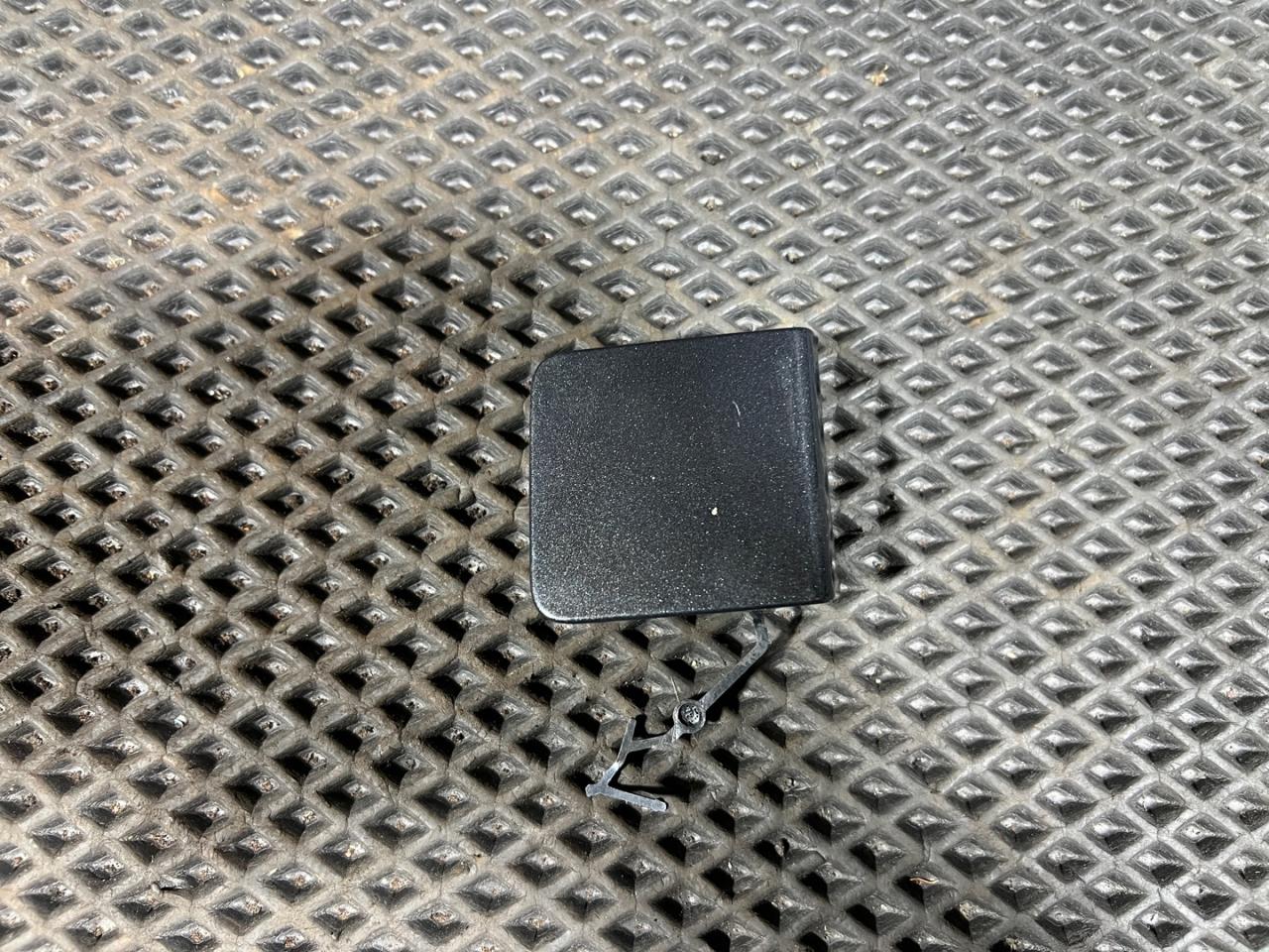 заглушка заднего бампера под крюк Porsche Macan 1 поколение 2018, 2.0 л., бензин, АКПП, внедорожник 5 дв., 95B807500 - фото №1