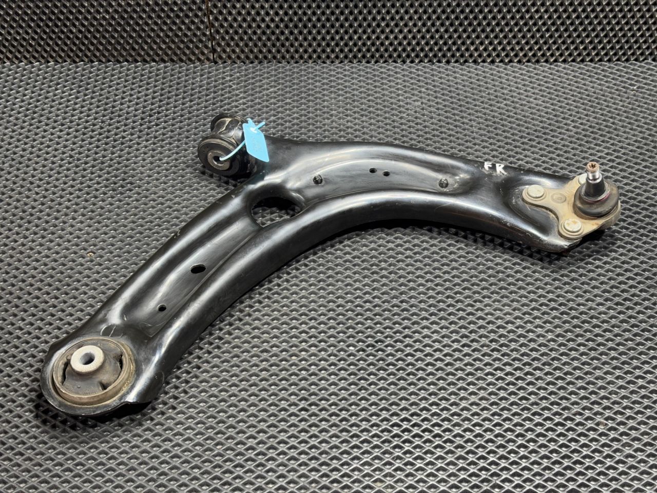 рычаг подвески Volkswagen Taos 1 поколение 2021, 1.5 л., DNK, бензин, АКПП, внедорожник 5 дв., 3Q0407154E - фото №1