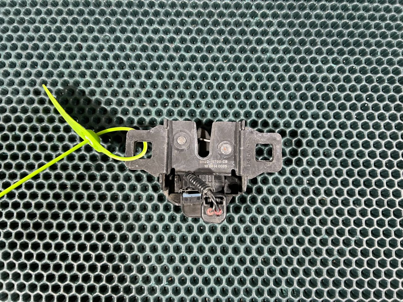 замок капота Jaguar XE 1 поколение X760 2015, 3.0 л., AJ 126, бензин, АКПП, седан, 5H2216700CB, LR173841, LR002794, LR024358, LR041431, LR054331, LR065340, LR123518, LR125366, LR137484, LR138826, YUE500090, YUE500150 - фото №1