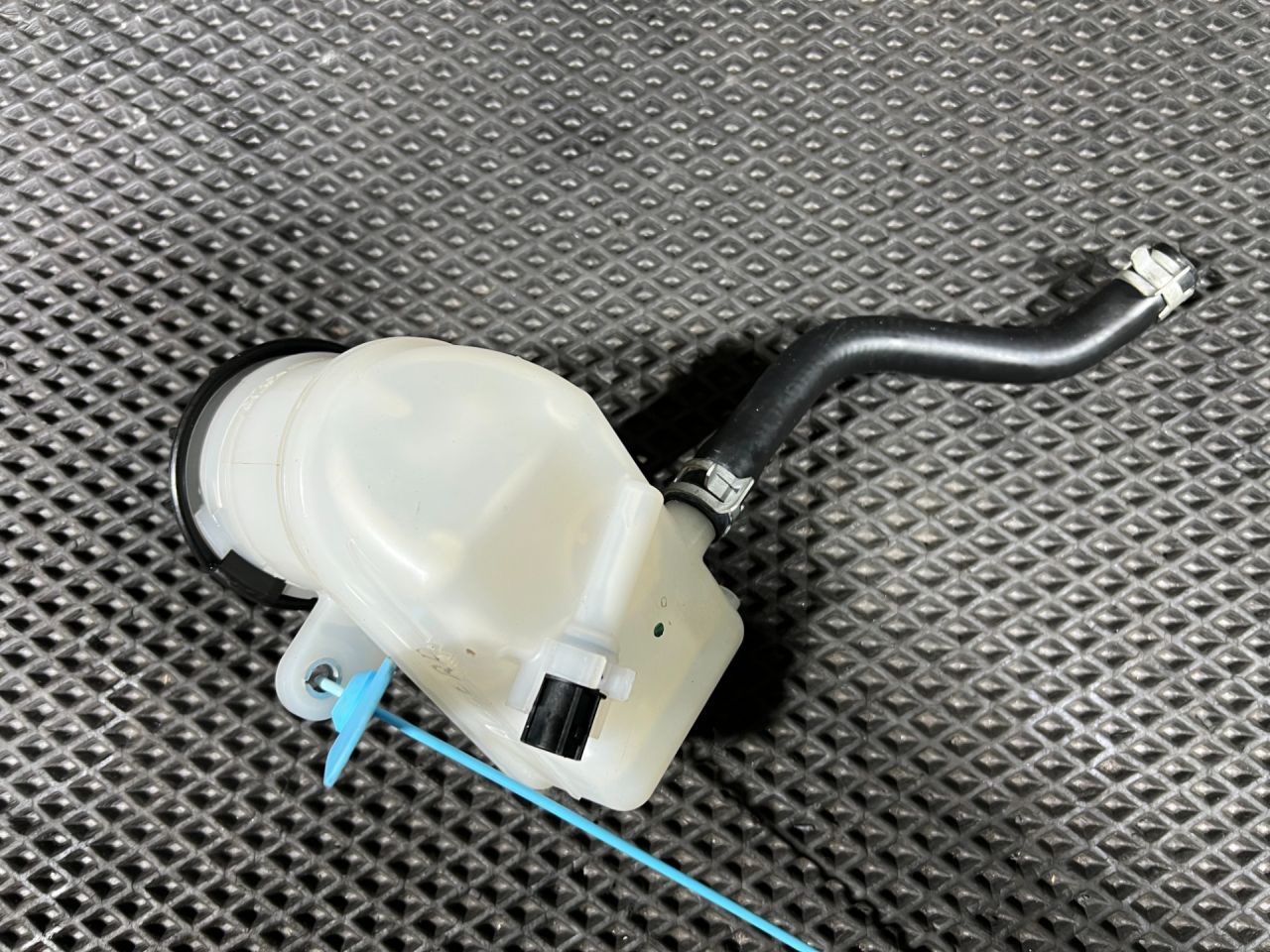 бачок расширительный Honda Accord 11 поколение 2025, 1.5 л., L15B, бензин, вариатор, седан, 46660-TVA-A02 - фото №1