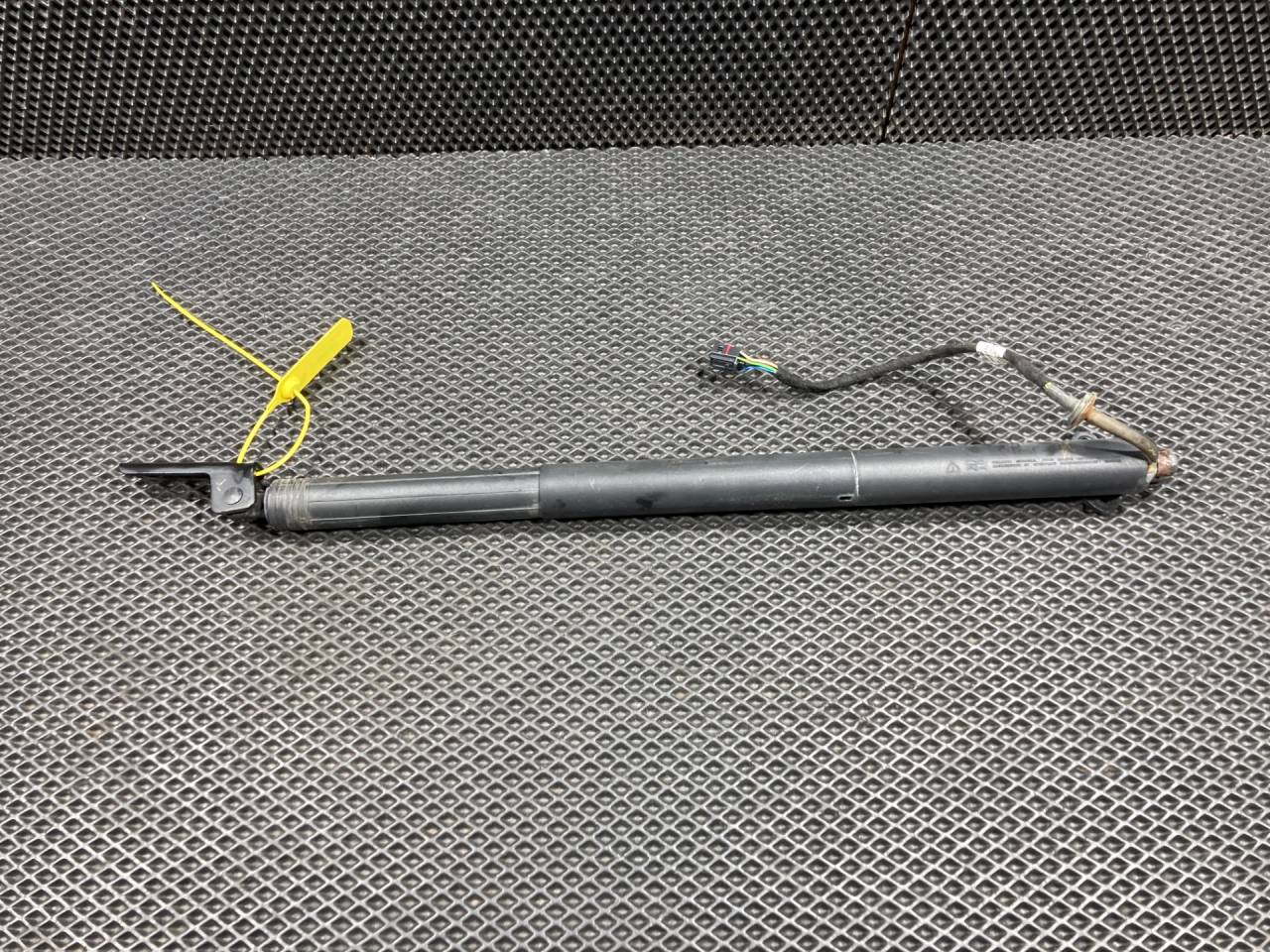 амортизатор крышки багажника (3-5 двери) Porsche Macan 1 поколение 95B 2015, 3.0 л., MCT.MA, бензин, АКПП, внедорожник 5 дв., 95B827851B, 95B827427B - фото №1