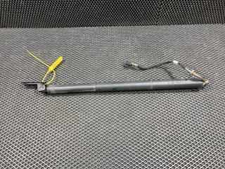 амортизатор крышки багажника (3-5 двери) Porsche Macan 1 поколение 95B 2015, 3.0 л., MCT.MA, бензин, АКПП, внедорожник 5 дв., 95B827851B, 95B827427B