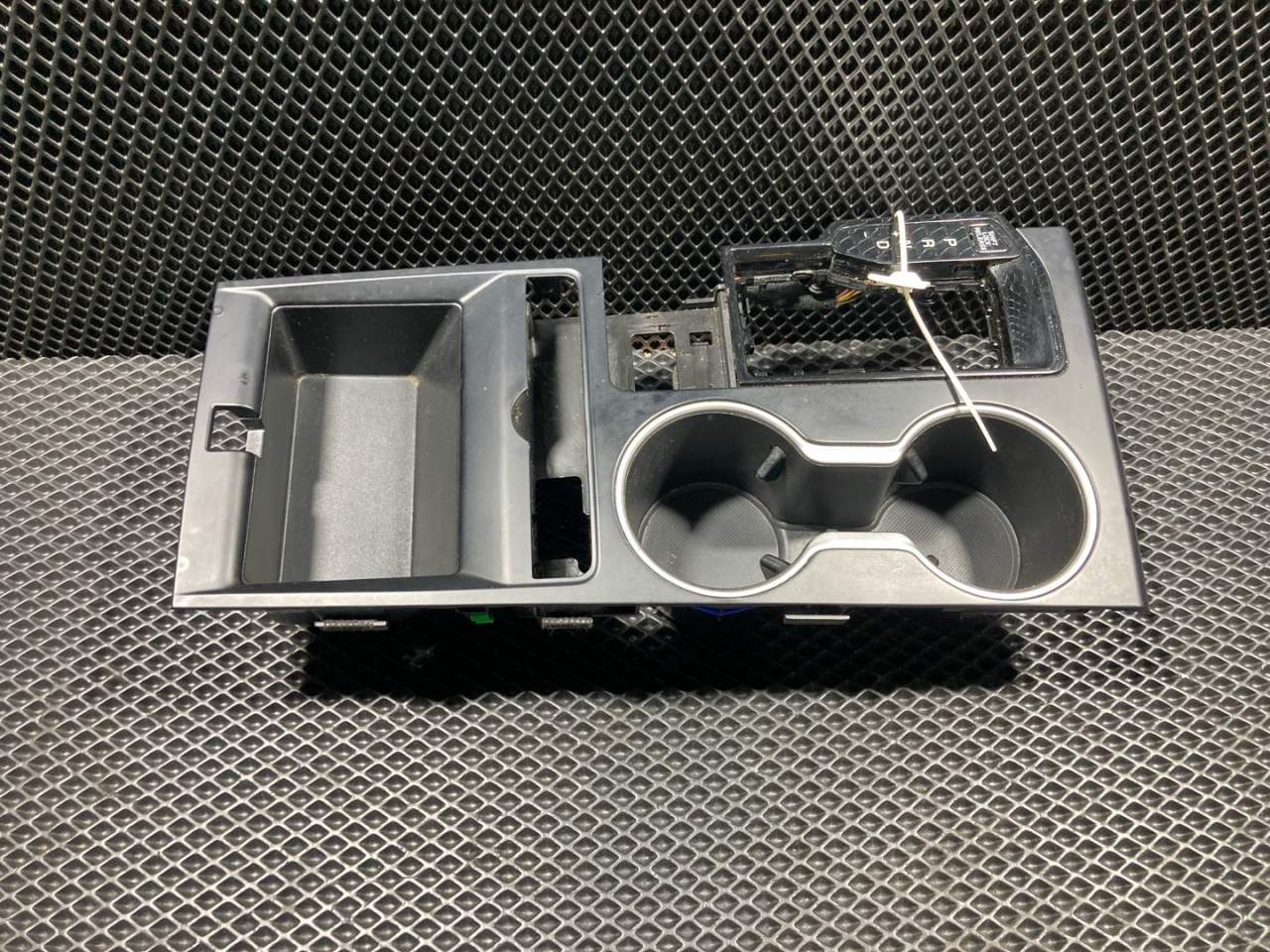 консоль салона Kia K5 3 поколение 2020, 1.6 л., G4FP, бензин, АКПП, 84605L3000 - фото №1