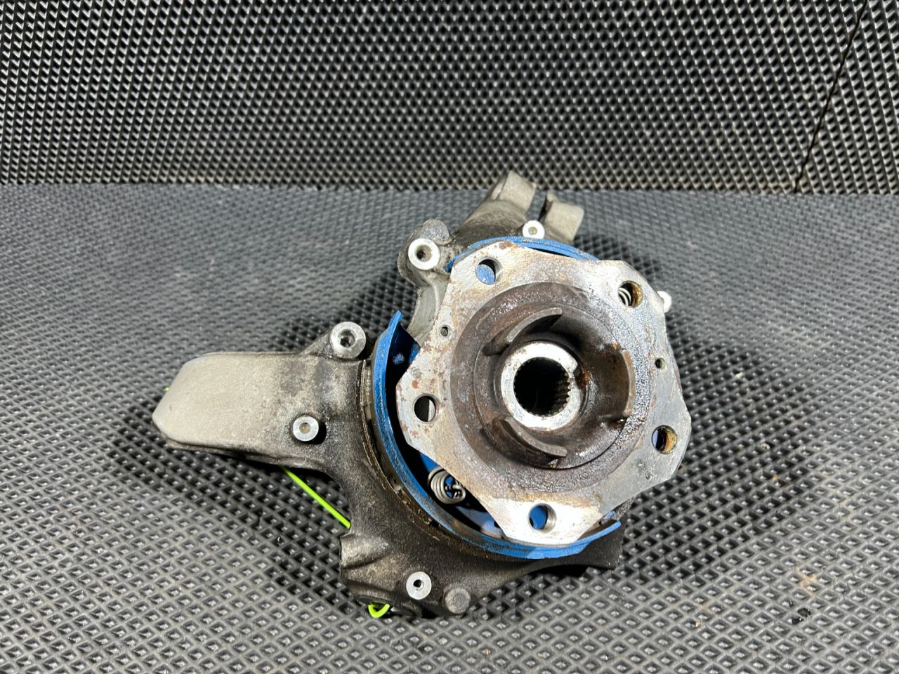 кулак задний правый Porsche Boxster 981 2015, 3.4 л., бензин, 98133165807 - фото №1