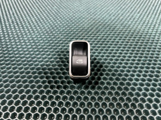 кнопка стеклоподъемника двери Mercedes-Benz CLA-Класс C118 2021, 2.0 л., бензин, АКПП, A1679050201