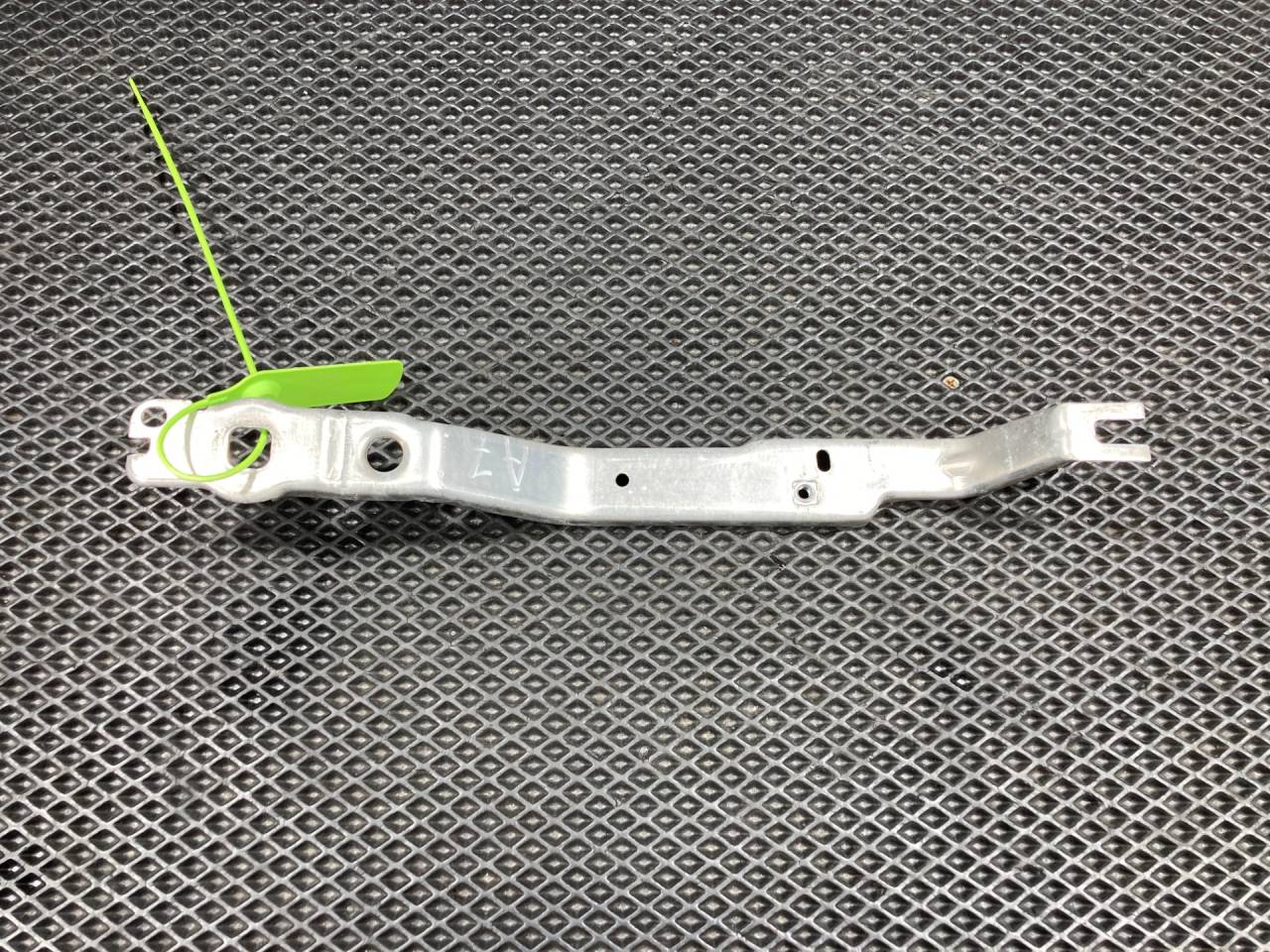 крепление ( кронштейн ) крыла Audi A7 4G 2011, 3.0 л., CGXB, бензин, АКПП, хетчбэк 5 дв., 4G8807592C - фото №1