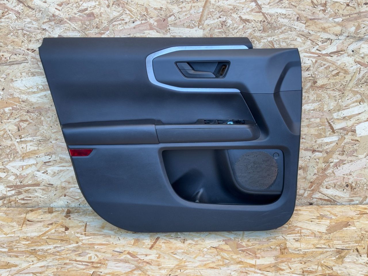 обшивка двери передняя левая Ford Bronco Sport 1 поколение 2021, 1.5 л., бензин, АКПП, внедорожник 5 дв., M1PB-S060B01-AC - фото №1