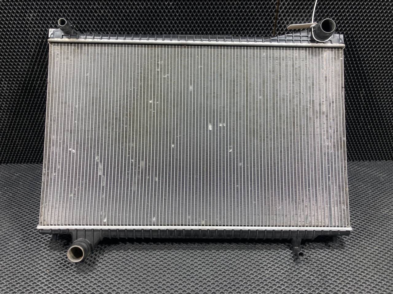 радиатор (основной) Jaguar XE 1 поколение 2016, 3.0 л., бензин, АКПП, седан, GX638005AB, T2H2736 - фото №1