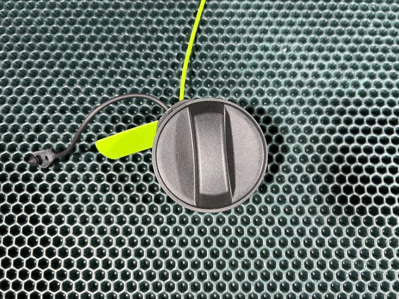 пробка топливного бака Jaguar XE 1 поколение 2017, 2.0 л., бензин, АКПП, седан, C2Z32583, T2H46581, T2H58092, T2H59149, FW939030AA - фото №1