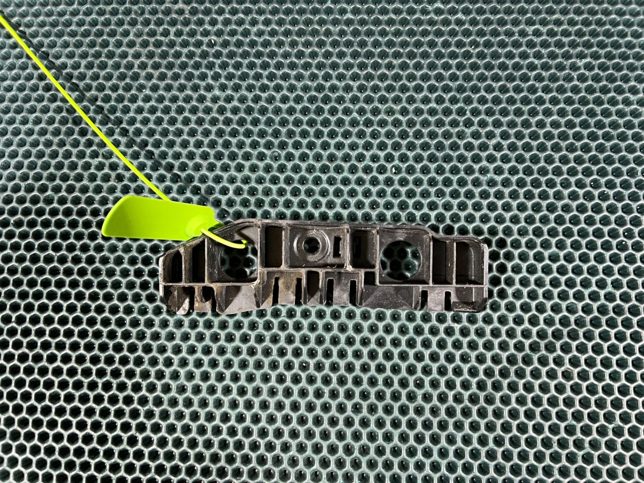 крепление ( кронштейн ) крыла Audi A5 F5 2019, 2.0 л., CVKB, бензин, АКПП, лифтбэк, 8W6853922, 8W6853922A - фото №1