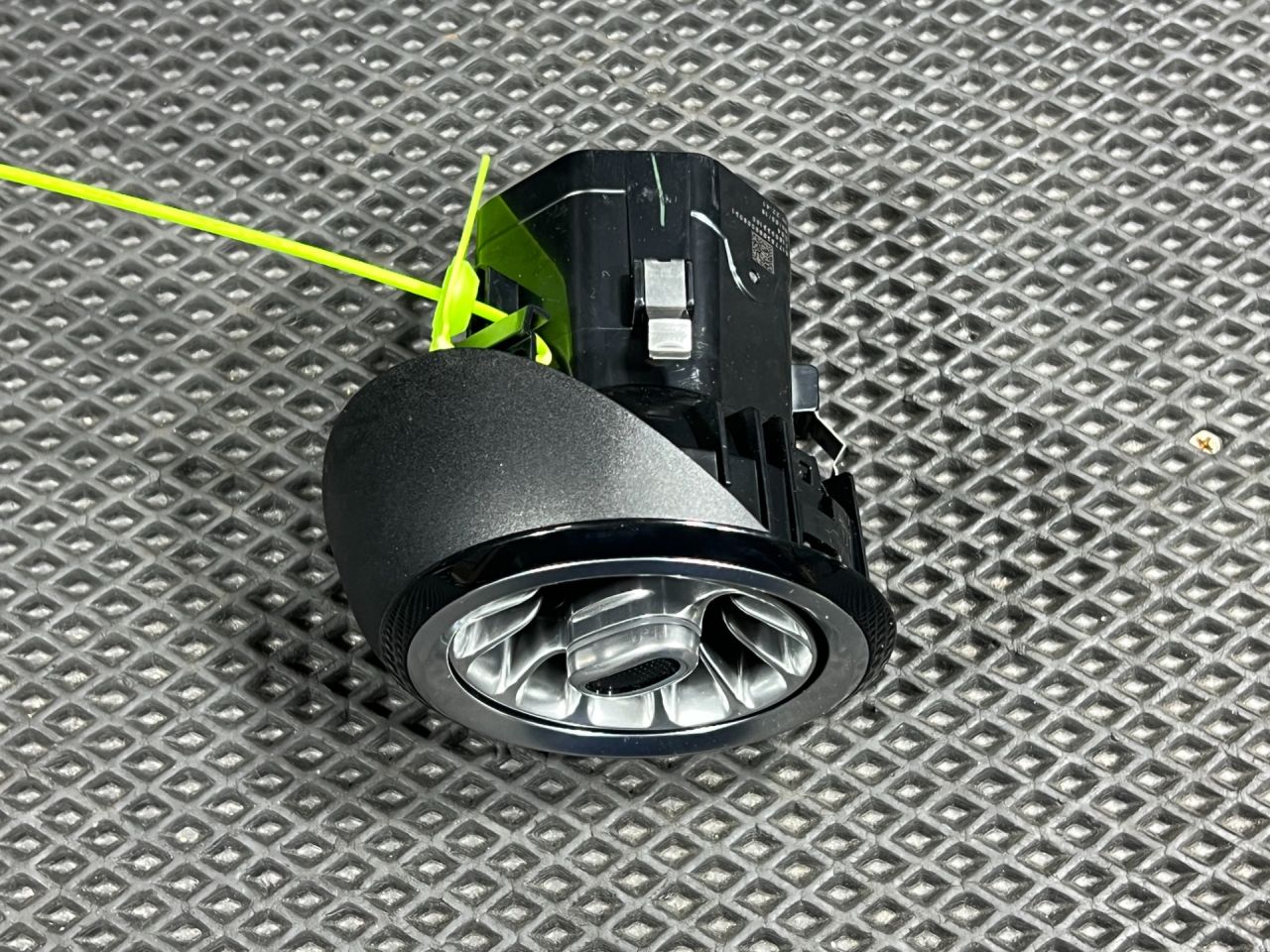 дефлектор обдува салона Mercedes-Benz CLA-Класс C118 2021, 2.0 л., бензин, АКПП, A17783069009051 - фото №1