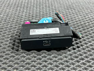 разъем AUX / USB Audi S4 B9 [рестайлинг] 2021, 3.0 л., CWGD, бензин, АКПП, седан, 8W0035708A