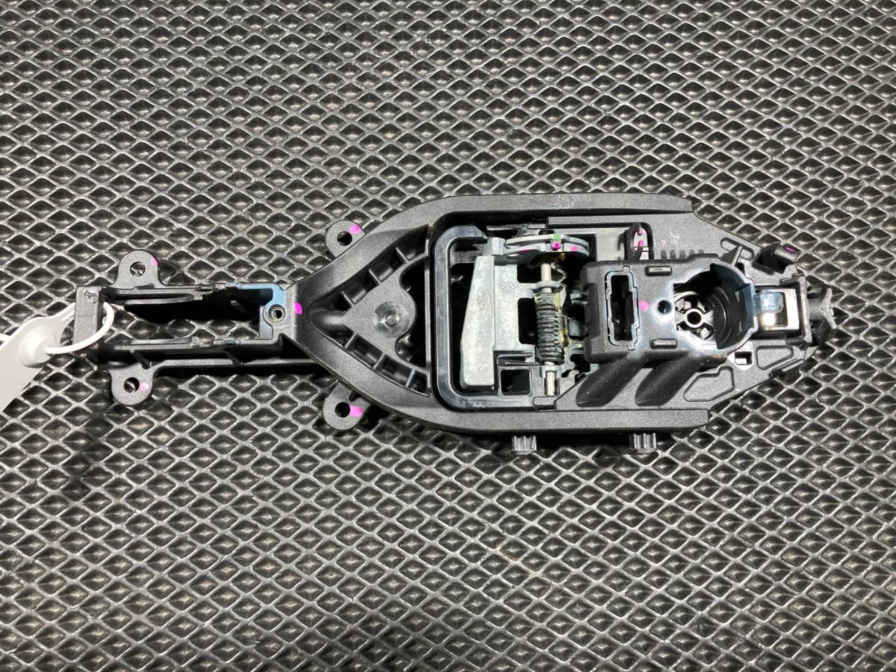 скелет ручки двери передней левой Ford Bronco Sport 1 поколение 2020, 1.5 л., бензин, АКПП, внедорожник 5 дв., M1PB-S219A65-BH, LJ6B-S224A37-GE, LJ6B-S224A37 - фото №1