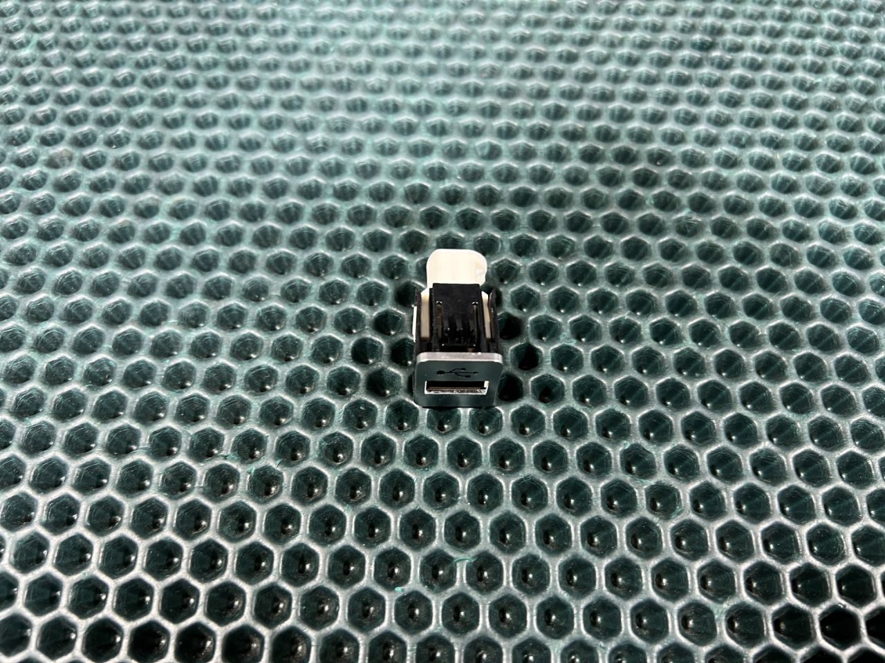 разъем AUX / USB BMW 7 серия G11/G12 2017, 4.4 л., бензин, АКПП, седан, 84109368857 - фото №1