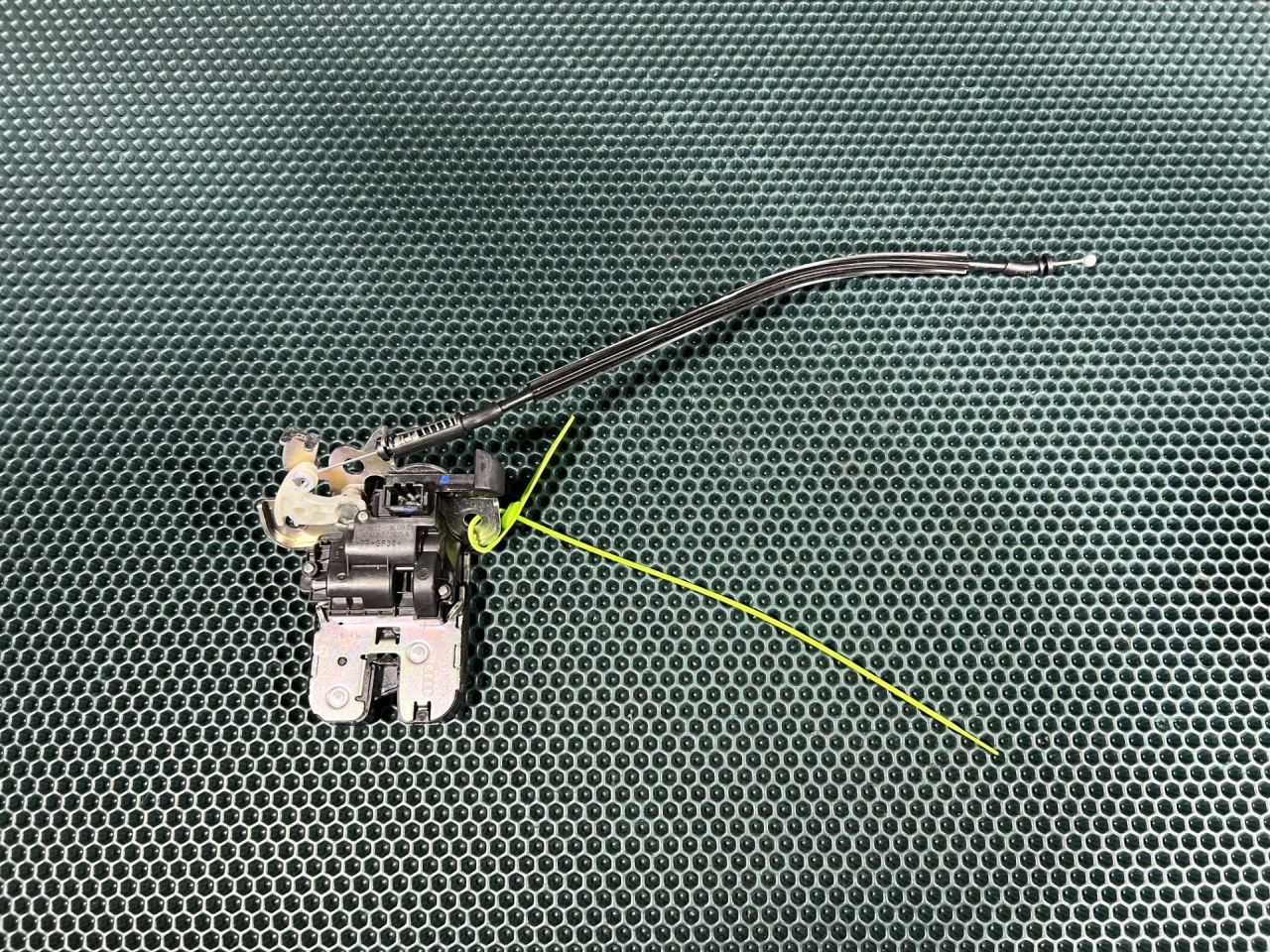 замок багажника Audi A8 D4/4H 2012, 4.2 л., CDRA, бензин, АКПП, седан, 4H0827505, 4H0827505A - фото №1