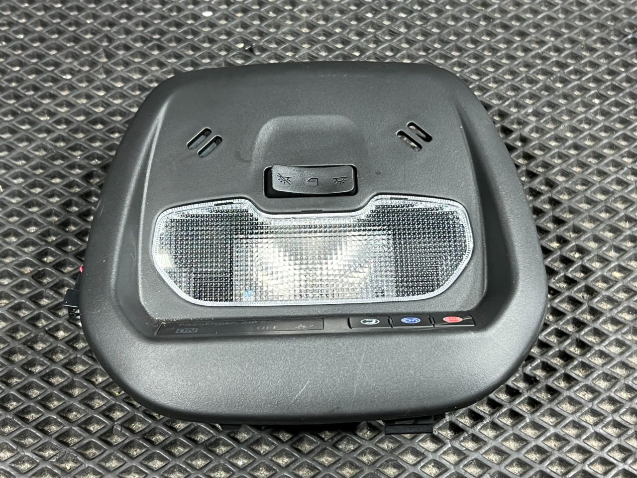 фонарь салона (плафон) Buick Envista 1 поколение 2024, 1.2 л., бензин, АКПП, внедорожник 5 дв., 42847468, 42918048, 42844008, 42888930, 13540177, 13524213, 42843079 - фото №1