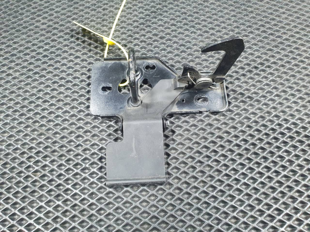 захватный крюк капота Porsche Cayenne 958 2014, 4.8 л., M 48.02, бензин, АКПП, внедорожник 5 дв., 7P5823480A - фото №1