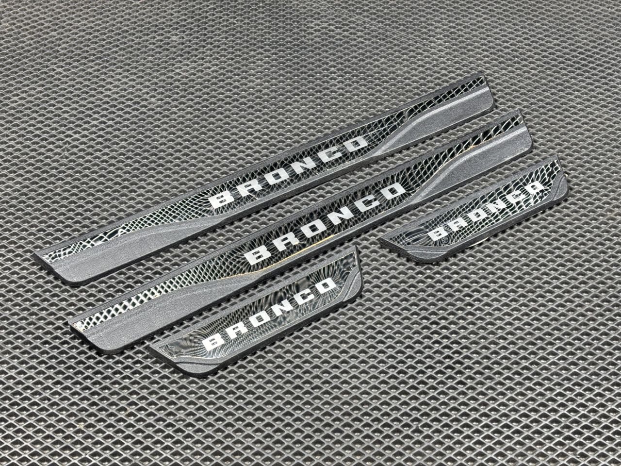 накладка на порог внутренняя Ford Bronco Sport 1 поколение 2021, 1.5 л., бензин, АКПП, внедорожник 5 дв. - фото №1