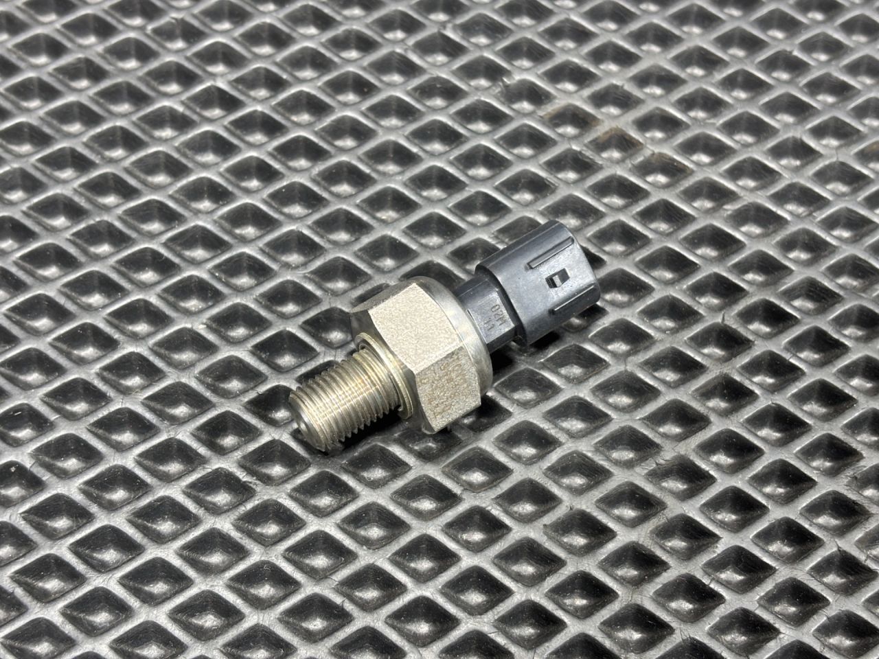 датчик давления топлива Lexus LS 4 поколение 2007, 4.6 л., 1UR-FSE, бензин, АКПП, седан, 89458-22010 - фото №1