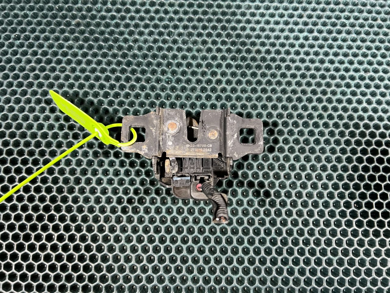 замок капота Jaguar XE 1 поколение X760 2015, 3.0 л., AJ 126, бензин, АКПП, седан, 5H2216700CB, LR173841, LR002794, LR024358, LR041431, LR054331, LR065340, LR123518, LR125366, LR137484, LR138826, YUE500090, YUE500150 - фото №1