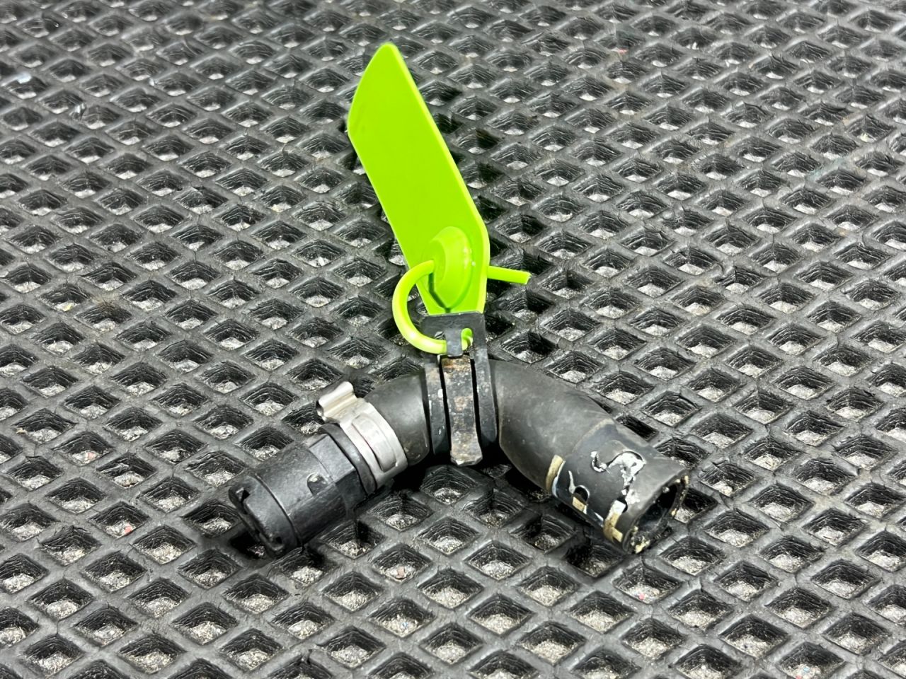 патрубок (трубопровод, шланг) Land Rover Range Rover Velar 1 поколение 2019, 3.0 л., бензин, АКПП, внедорожник 5 дв., GX739A263AB, LR091900, T2H4041 - фото №1