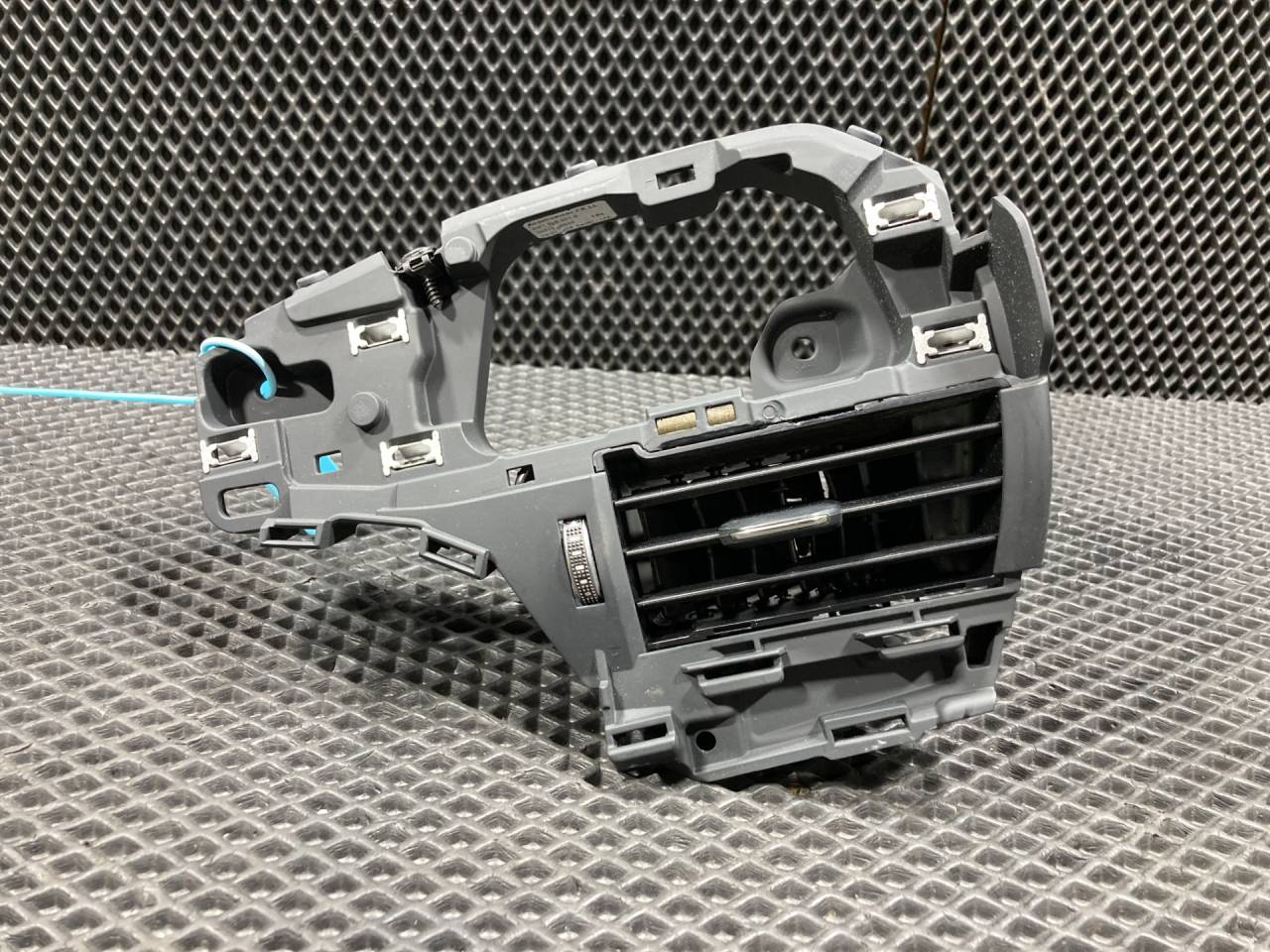 дефлектор обдува салона Audi A5 F5 2018, 2.0 л., CVKB, бензин, АКПП, лифтбэк, 8W1820901, 8W1820901B - фото №1