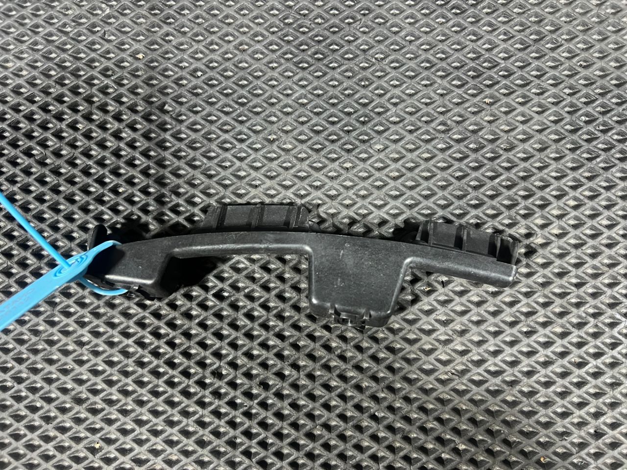 Крепление бампера заднего Audi S8 D4 2013, 4.0 л., CGTA, бензин, АКПП, седан, 4H0807365A - фото №1