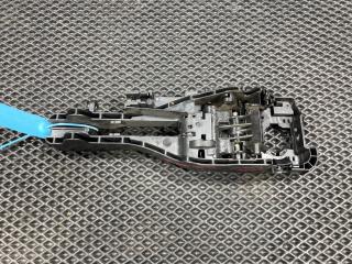 скелет ручки двери передней левой Porsche Macan 1 поколение 2015, 4.8 л., M 48.20, бензин, АКПП, внедорожник 5 дв., 95B800375D