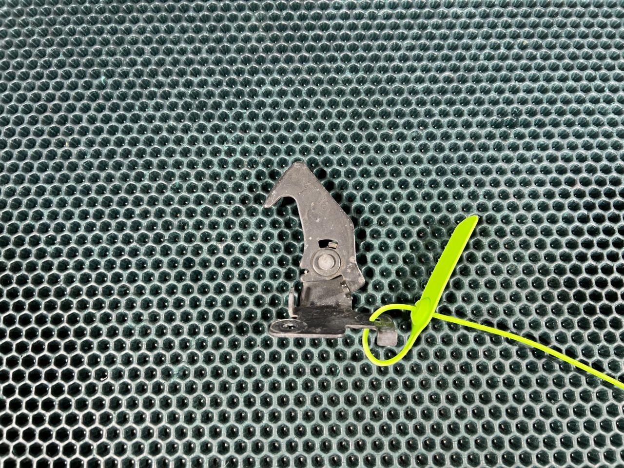 захватный крюк капота Land Rover Range Rover Velar 1 поколение 2019, 3.0 л., бензин, АКПП, внедорожник 5 дв., DK6216B766AE, T2H41039, LR056514, LR043964, LR122950 - фото №1