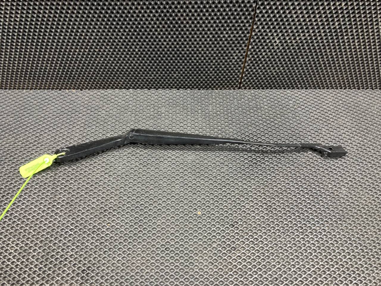 щеткодержатель (поводок стеклоочистителя, дворник) Jaguar XE 1 поколение X760 2016, 3.0 л., AJ 126, бензин, АКПП, седан, GX7317527AC, T4N1182 - фото №1